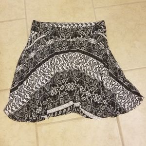 Decree Black & White Mini Flowy Skirt, size Lg.